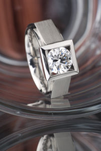 Pánský́ prsten z platiny s dvoukarátovým diamantem 
