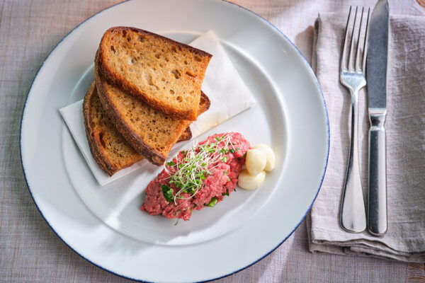 Tatarák – delikatesa (nejen) pro milovníky syrového masa (Foto: www.bistrovalachy.cz)